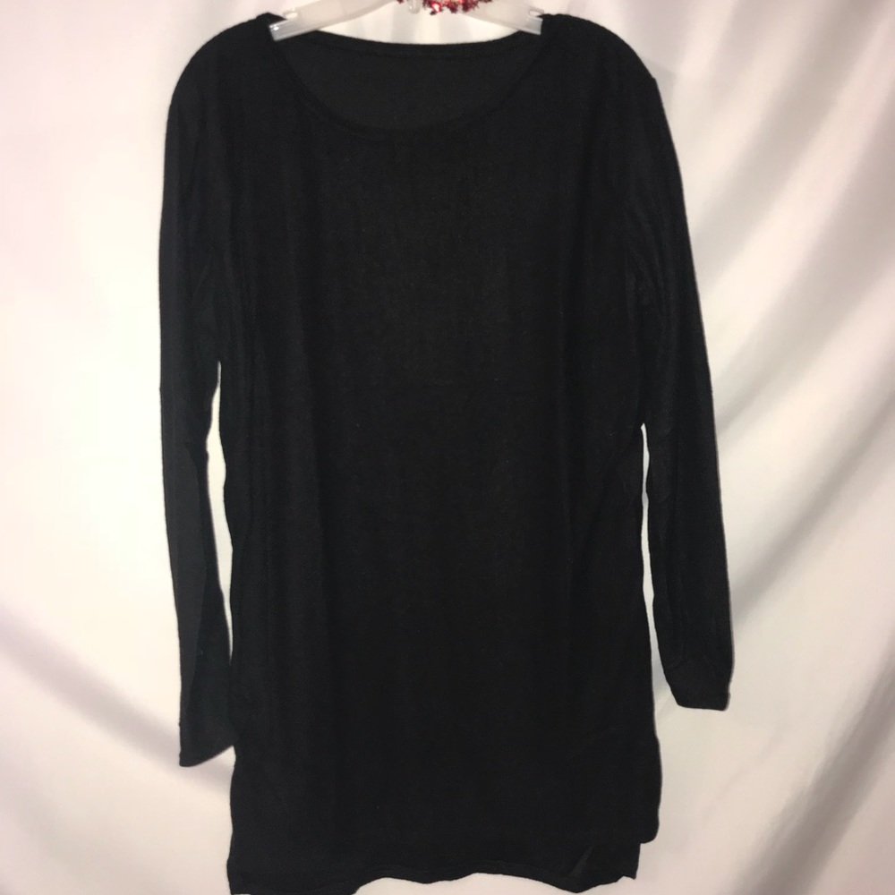 Women’s tunic top‎ with side zippers.